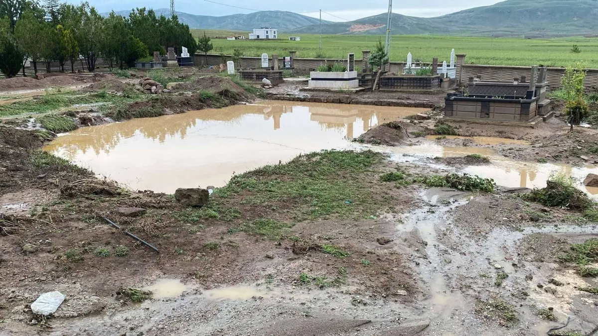 Kayseri'nin Develi ilçesinde sel sularının vurduğu tarım arazileri ve yollar