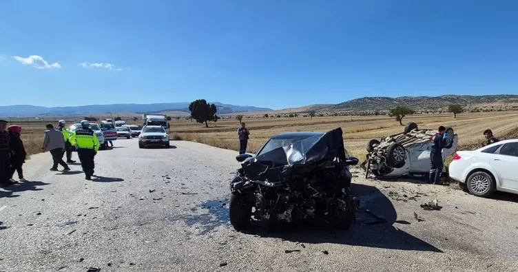 3 otomobil kazaya karıştı! 1 ölü