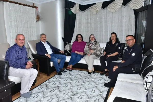manisa-il-emniyet-muduru-fahri-aktastan-sehit-arkadasinin-ailesine-ziyaret-1715425111158.jpg