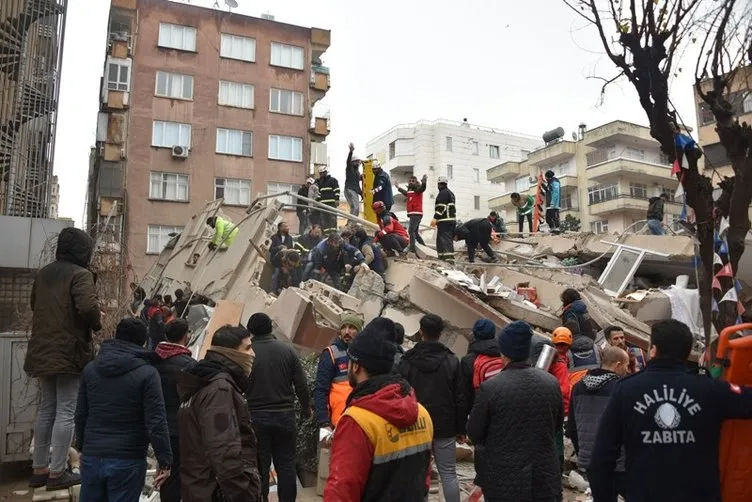 Son dakika: Deprem sonrası enkazdan böyle çıkarıldılar! Türkiye’yi ağlatan görüntüler!