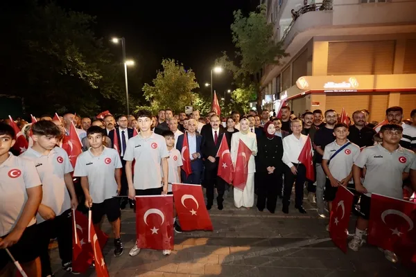 siirtte-15-temmuzun-10-yilinda-binlerce-vatandas-demokrasi-icin-yurudu-1784148614339.jpg