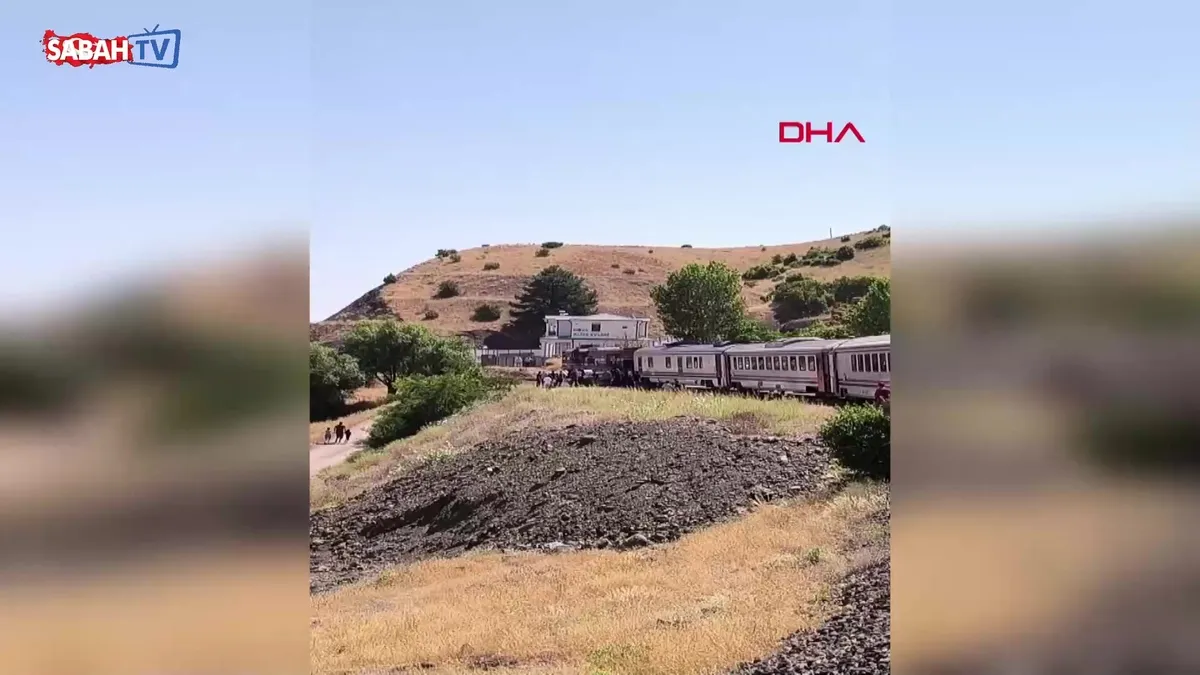 Yolcu treni hemzemin geçitte otomobile çarptı! Kaza anı kamerada | Video videosunu izle Yolcu treni hemzemin geçitte otomobile çarptı! Kaza anı kamerada | Video videosunu izle