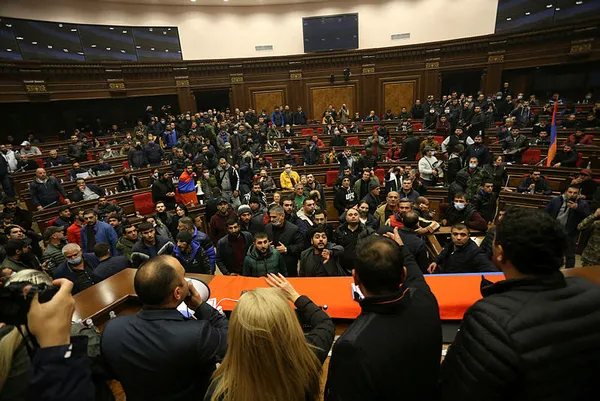 Son dakika haberi: Ermenistan'da hükümet kontrolü kaybetti! Protestolarda Meclis Başkanını bu hale getirdiler...