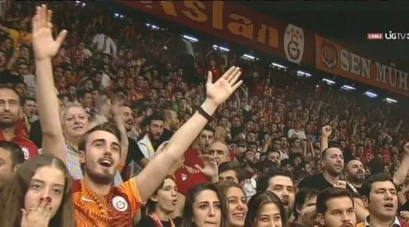 Maçın hakemleri Galatasaray taraftarını çıldırttı!