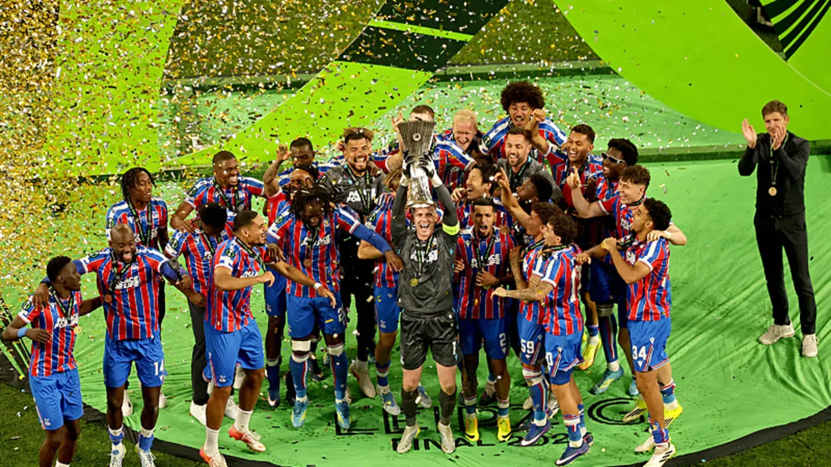 UEFA Konferans Ligi şampiyonu Crystal Palace kupasını aldı UEFA Konferans Ligi şampiyonu Crystal Palace kupasını aldı