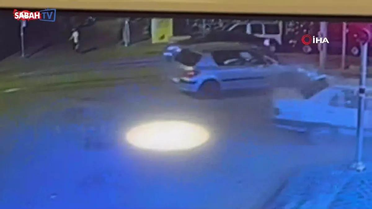 Araca çarpıp kontrolden çıktı, kaldırımda yürüyen vatandaşa böyle çarptı | Video