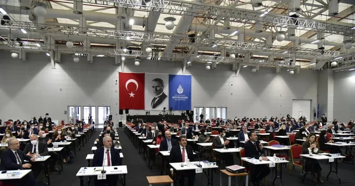 İBB'nin 'sosyal yardım şovu patladı: On binlercesini çürümeye terk etti...