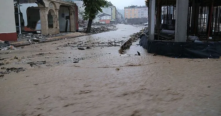 Kastamonu’nun Bozkurt ilçesi sele teslim! Sokaklar sular altında kaldı