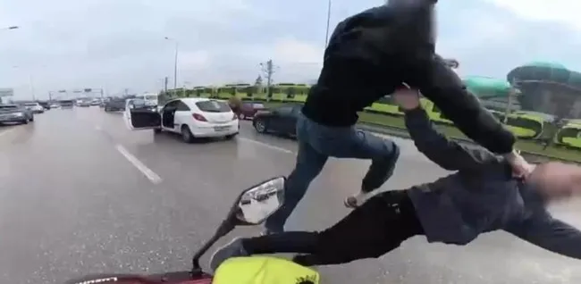 son-dakika-turkiye-bu-goruntuleri-konusmustu-yol-verme-kavgasinda-ucan-tekme-atan-suruculerin-cezasi-belli-old-1769847450295.jpg