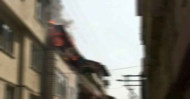 2 katlı evin çatısı alev alev yandı