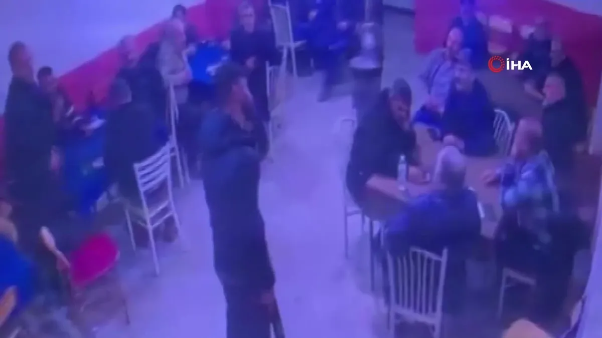 Ankara’da köy kahvehanesine pompalı tüfekli saldırı kamerada | Video videosunu izle Ankara’da köy kahvehanesine pompalı tüfekli saldırı kamerada | Video videosunu izle