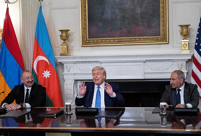 dunyanin-gozu-bu-zirvede-ilham-aliyev-ve-nikol-pasinyan-beyaz-sarayda-anlasti-1754690950639.jpeg