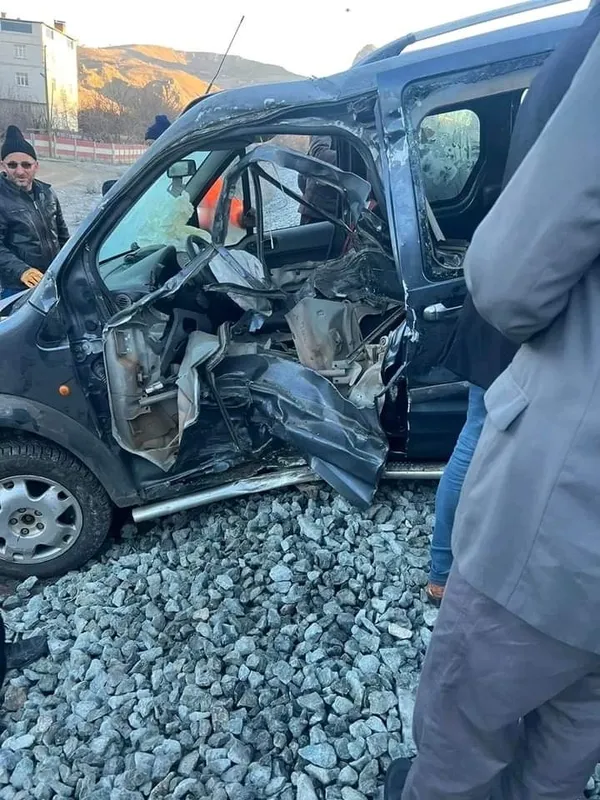 elazigda-yuk-treni-ile-hafif-ticari-arac-carpisti-1-yarali-1673427612507.jpg