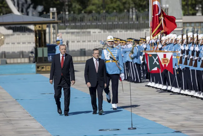 son-dakika-italya-basbakani-mario-draghi-ankarada-baskan-erdogan-resmi-torenle-karsiliyor-1657032484150.jpg