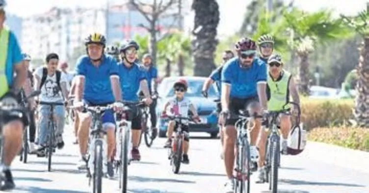 İzmirliler körfezi bisikletlerle geçti