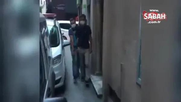 Taksim’de araçlarını park eden vatandaşlardan para talep eden değnekçi yakalandı | Video