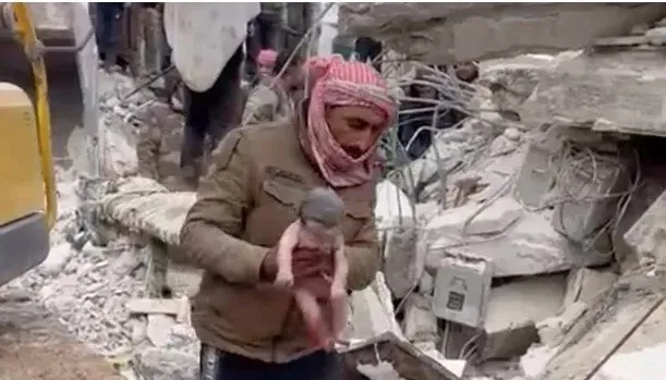 Dünya günlerce onu konuştu: İşte evlat edinmek için binlercesinin başvurduğu bebeğin yeni ailesi! İsmi de kaderi kadar manidar