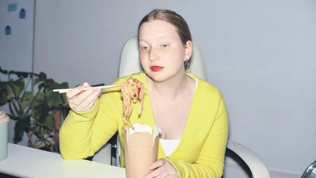 Aromalı noodle paketleri ve Salmonella bakterisini temsil eden görseller.