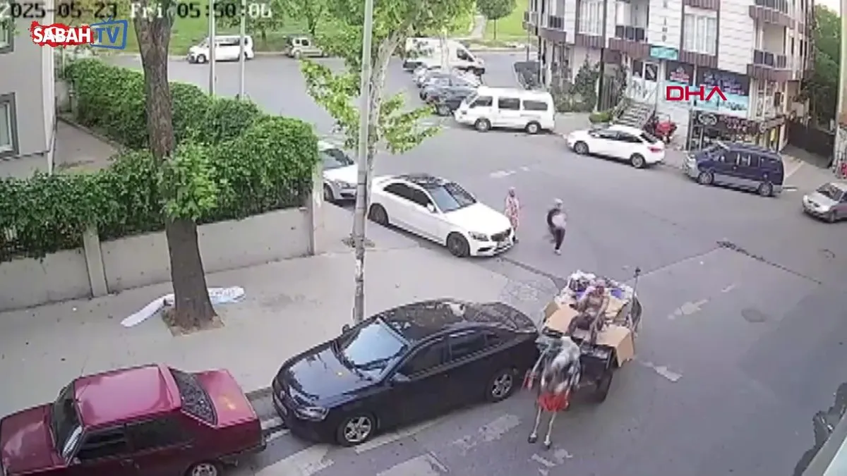 At arabası ile otomobile çarpıp kaçtı | Video