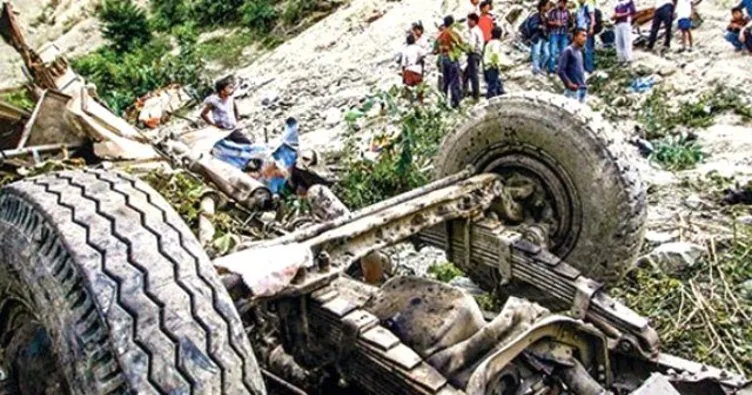 Nepal’de arazi aracı nehre yuvarlandı: 14 ölü