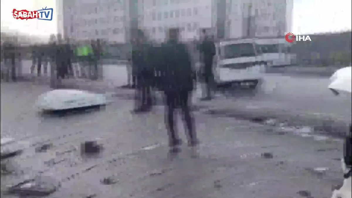 Şırnak’ta minibüsü ile hafif ticari araç çarpıştı: 19 yaralı | Video videosunu izle Şırnak’ta minibüsü ile hafif ticari araç çarpıştı: 19 yaralı | Video videosunu izle