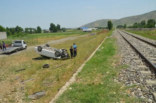 Muş'ta hemzemin geçitte tren ile otomobil çarpması