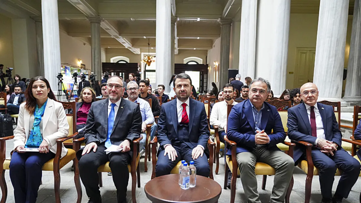 Basın İlan Kurumunun “15 Temmuz Manşetleri Gazetecilik Atölyesi” İstanbul Üniversitesi’nde tamamlandı Basın İlan Kurumunun “15 Temmuz Manşetleri Gazetecilik Atölyesi” İstanbul Üniversitesi’nde tamamlandı