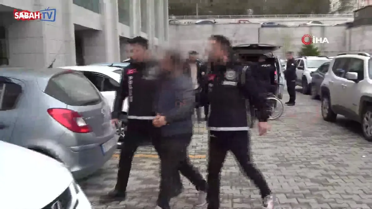 Ablasını ve erkek arkadaşını hastanede bıçaklayan 3 kardeş adliyeye sevk edildi | Video videosunu izle Ablasını ve erkek arkadaşını hastanede bıçaklayan 3 kardeş adliyeye sevk edildi | Video videosunu izle