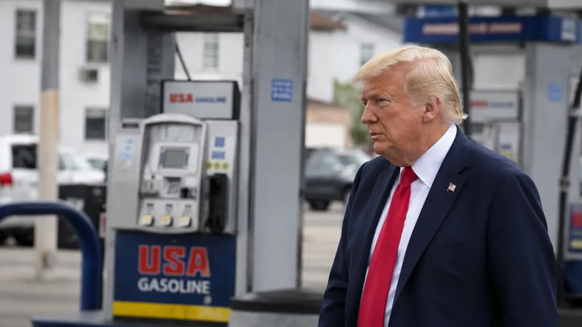 ABD Başkanı Donald Trump akaryakıt fiyatları hakkında açıklama yapıyor.