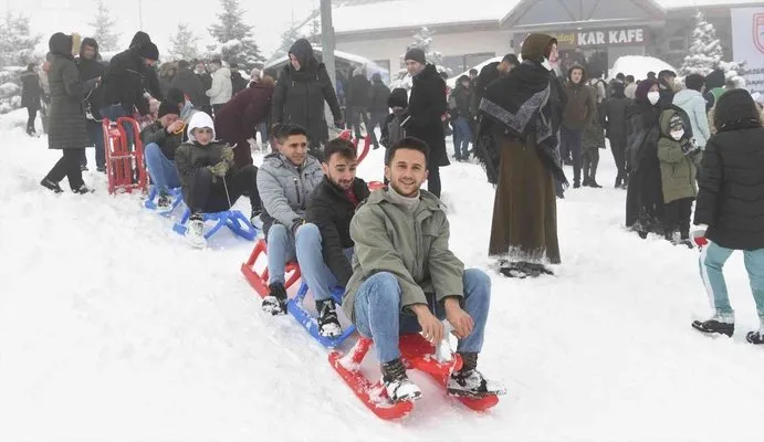 Öğrenciler Akdağ’da kayak keyfi yaptı