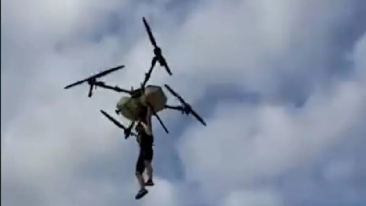 Samsun'da drona tutunup böyle havalandı: Düşme anı ise kameraya yansıdı! Samsun'da drona tutunup böyle havalandı: Düşme anı ise kameraya yansıdı!