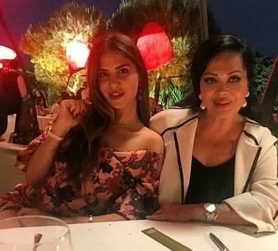 Doktorlar&#39;ın Ela&#39;sıydı sosyeteye gelin oldu... Yasemin &#214;zilhan&#39;ın s&#252;per l&#252;ks evi g&#246;renleri b&#252;y&#252;ledi!