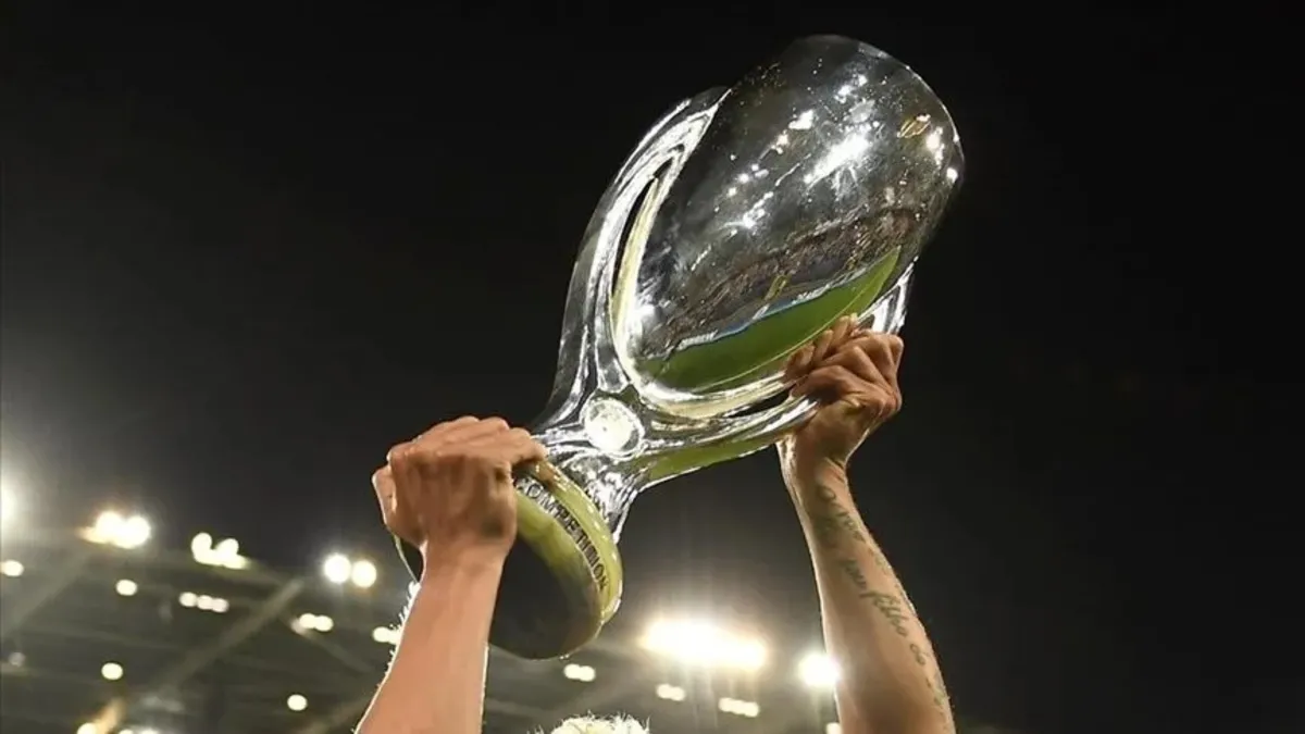 Paris Saint-Germain ile Aston Villa Süper Kupa için karşı karşıya Paris Saint-Germain ile Aston Villa Süper Kupa için karşı karşıya