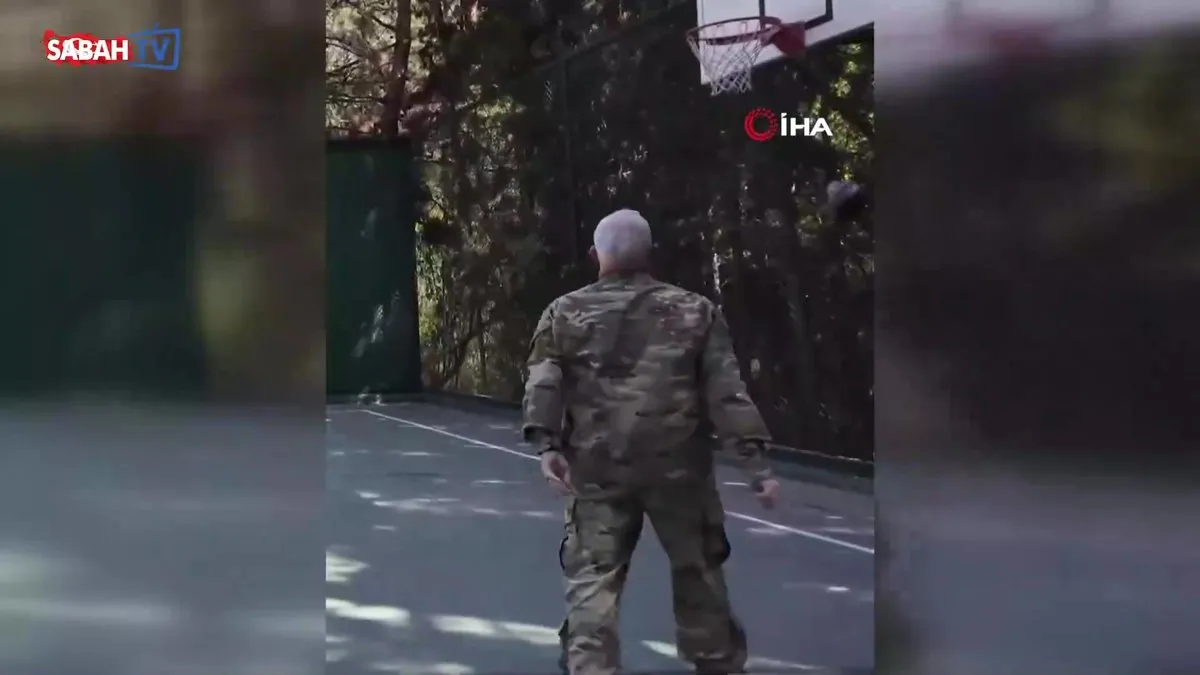 ABD’nin başına ödül koyduğu Suriye Devlet Başkanı eş-Şara, Washington’da komutanlarla basketbol oynadı | Video videosunu izle ABD’nin başına ödül koyduğu Suriye Devlet Başkanı eş-Şara, Washington’da komutanlarla basketbol oynadı | Video videosunu izle