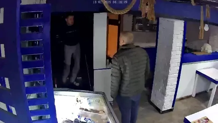 Hırsızlık için girdi! Çalışan ile göz göze gelince öyle bir savunma yaptı ki! Tuvaletim geldi