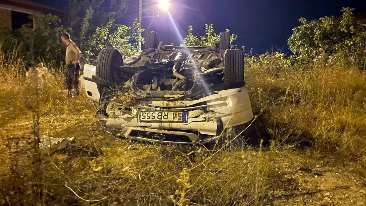 Sakarya'da otomobil arsaya uçtu: Sürücü olay yerinden kaçtı