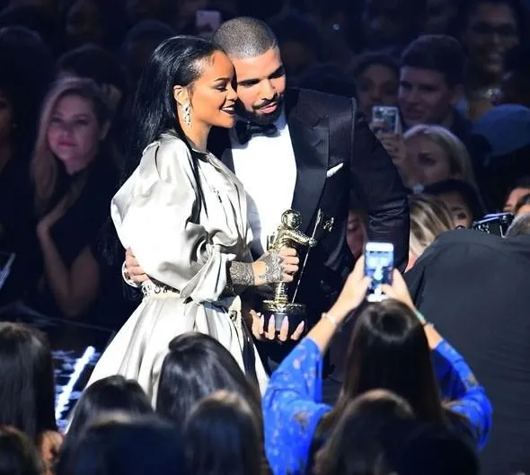 Rihanna ve Drake, MTV Video Müzik Ödülleri’ni salladı!