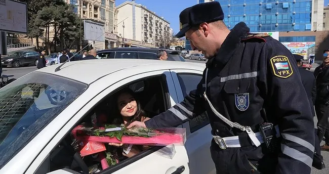 Bakü polisinden kadın sürücülere sürpriz