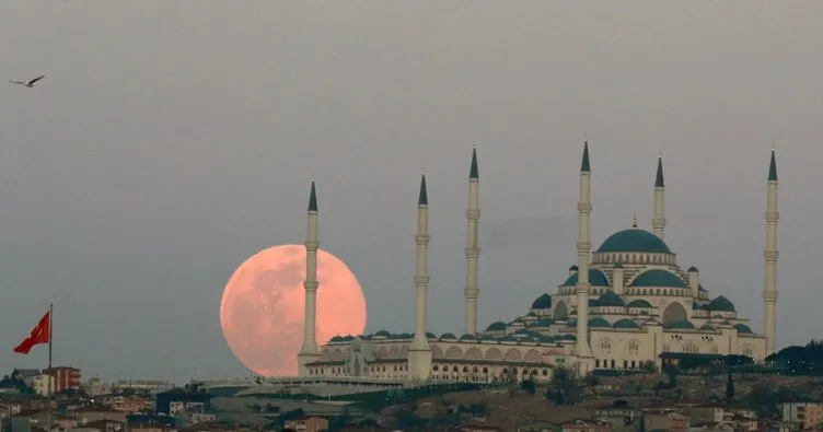 İstanbul’da ‘Süper Solucan Ay’ manzarası kartpostallık görüntüler oluşturdu