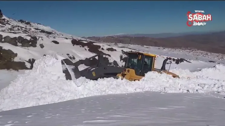 Hakkari'de 4 metre karla mücadele | Video