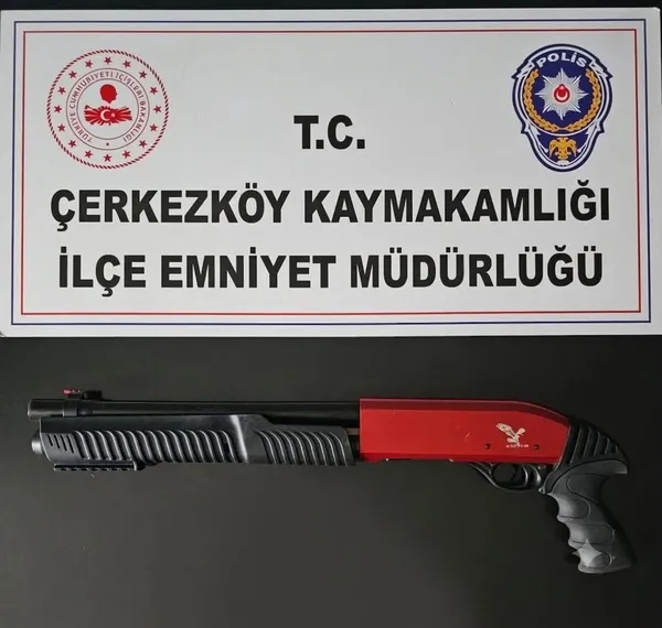 tekirdagda-mesajlasma-kavgasi-kanli-bitti-parkta-silahlar-konustu-1789324339371.jpg