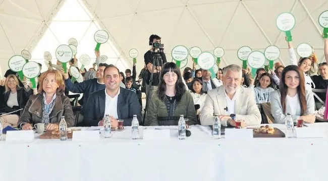 gorsel-olarak-sosyal-duygusal-olarak-yalnizlar-cocuklarin-dili-artik-emojiler-1761316509980.jpeg