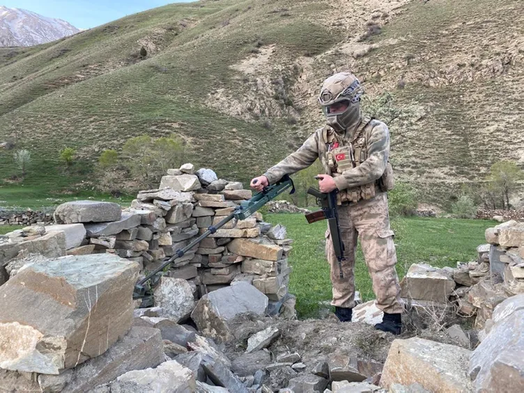 Başkale'de PKK'nın suikast silahları bulundu