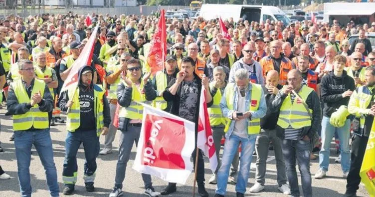 Liman işçileri greve çıktı