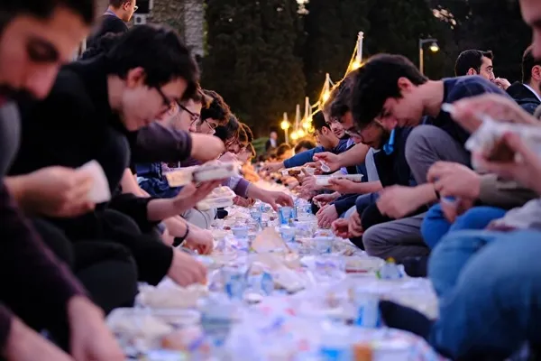 bogazici-universitesinde-binlerce-genc-iftarda-bulustu-sosyal-medyaya-damgasini-vuran-fotograf-1650968158062.jpg
