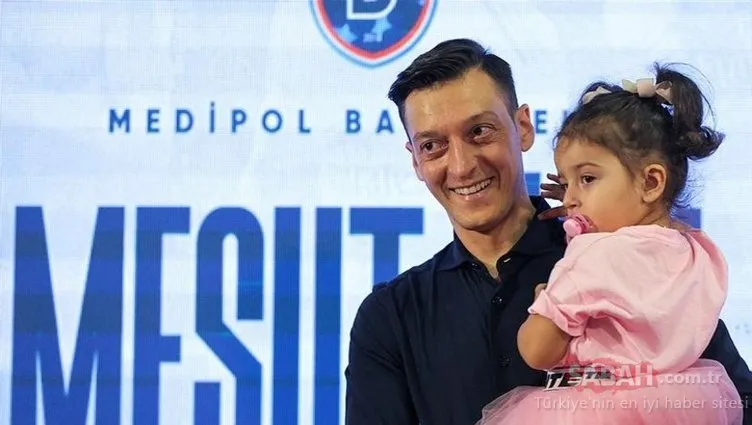 Amine Gülşe’nin gözleri eşi Mesut Özil’in üstünde! Özel tişörtü dikkatlerden kaçmadı...