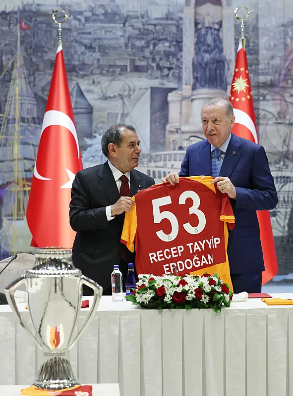 baskan-erdogan-galatasaray-futbol-takimini-kabul-etti-1779111964007.jpeg