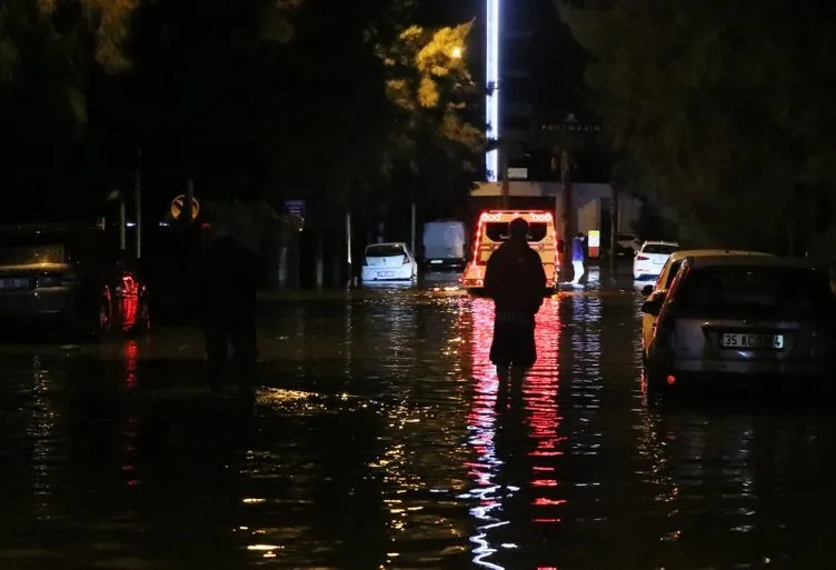 İzmir'deki sel felaketi havadan görüntülendi! Araçlar sular altında kaldı