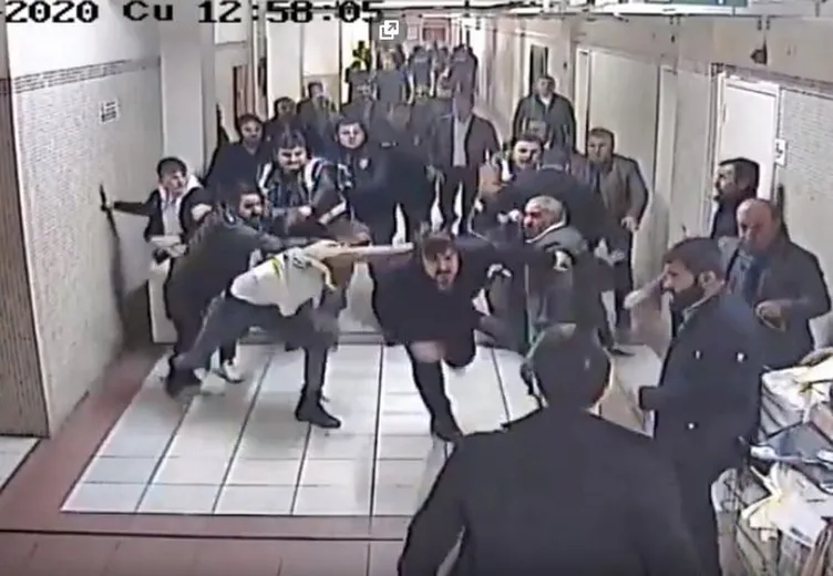 Adliyede 15 kişinin saldırısına uğrayan genç avukat öldü!