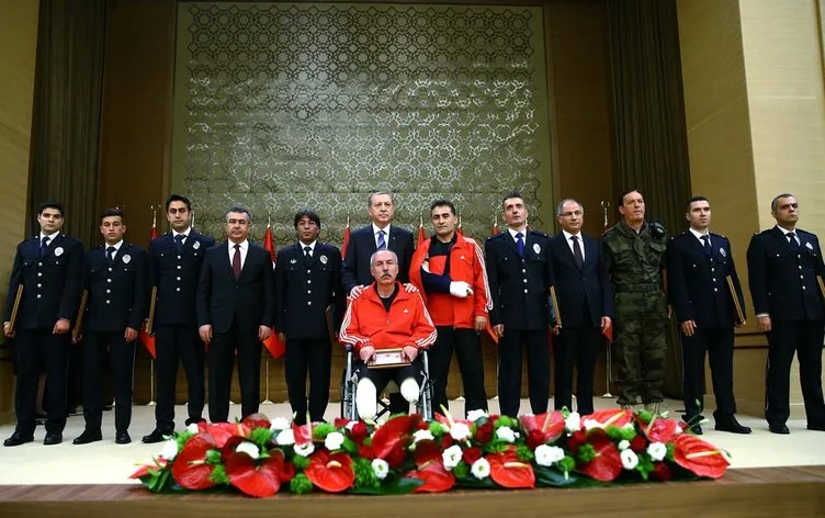 Cumhurbaşkanı Erdoğan ödül verdiği Gazi ile yakından ilgilendi